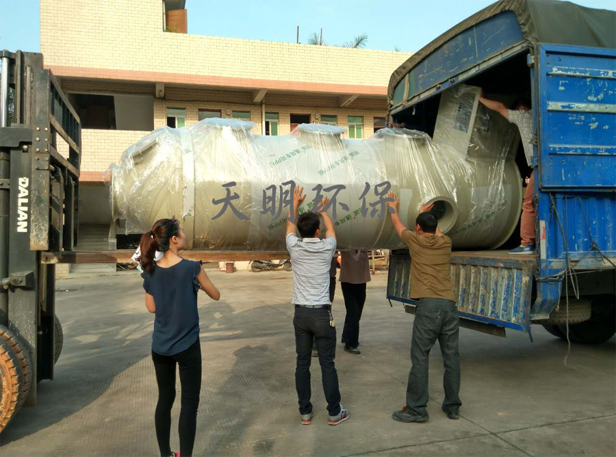 PP喷淋塔设备装车出库—废气处理设备