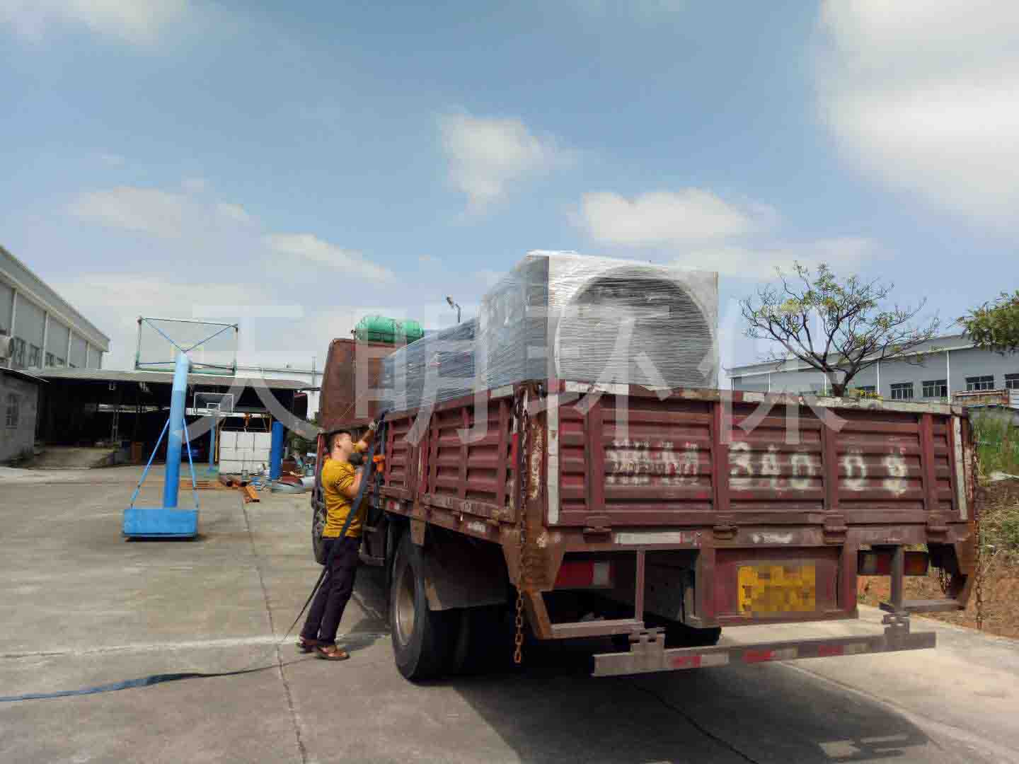 低温等离子设备装车.jpg